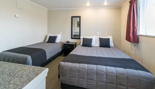 Standard Suite, 1 Bedroom, Non Smoking, Kitchen (Lakefacing Queen)