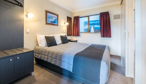 Non Lakefacing Small Queen One Bedroom