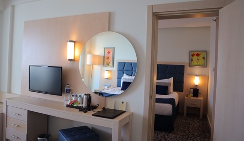 Connection Room with Garden View