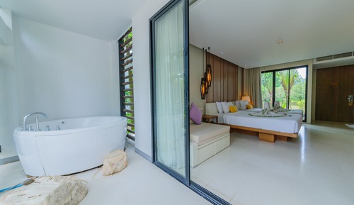 Grand Jacuzzi Pool Access