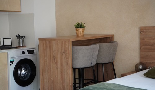 Deluxe Studio (Studio 202)