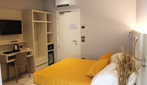 Classic Room, 1 King Bed, Partial Sea View
