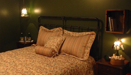 Room, 1 Queen Bed, Shared Bathroom