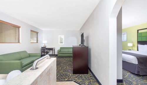 Deluxe Suite, 1 King Bed, Non Smoking, Jetted Tub