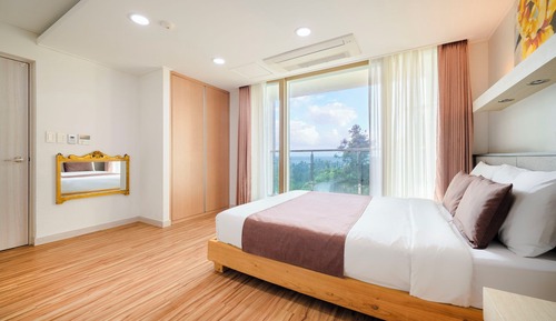 Suite, 2 Bedrooms, Non Smoking, Partial Ocean View