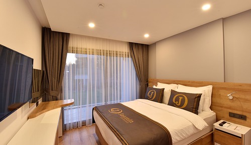 Three-Bedroom Apartment-Pool View