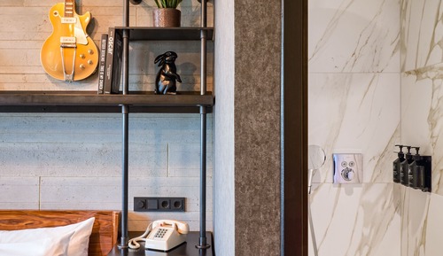 Room, Corner (Sir Corner)