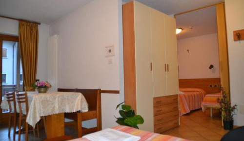 One-Bedroom Apartment (5 Adults)