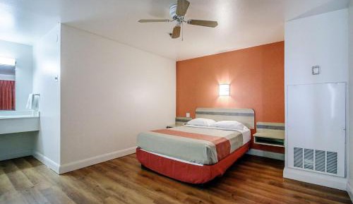 Queen Room - Disability Access - Roll in Shower