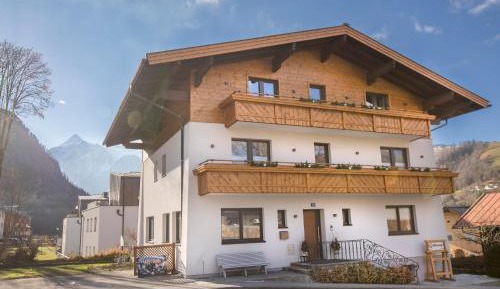 One-Bedroom Apartment with Mountain View