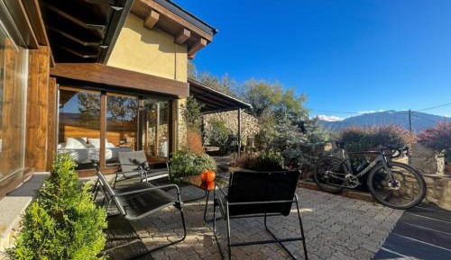 Apartment with Mountain View
