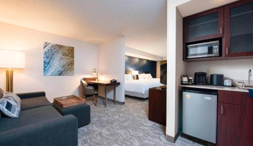 Queen Studio with Sofa Bed and Adapted Tub - Mobility and Hearing Accessible