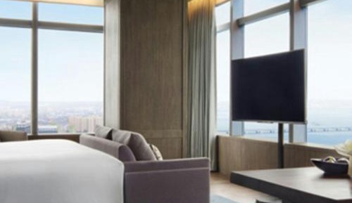 One-Bedroom Business King Suite with City View