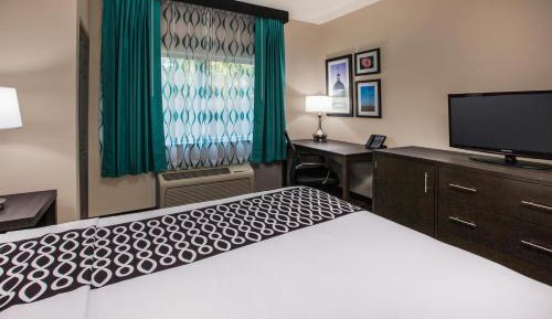 Queen Room with Mobility/Hearing Access - Non-Smoking