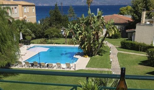 Apartment with Pool View 
