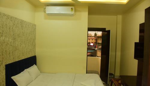 Deluxe Double Room (2 Adults + 1 Child)