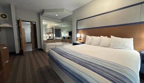 One-Bedroom Deluxe King Suite - Non-Smoking