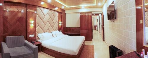 Suite with Mountain View