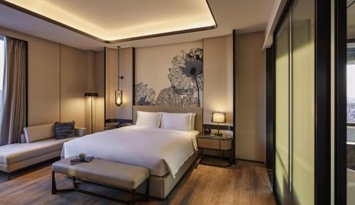 Deluxe King Suite with Lounge Access