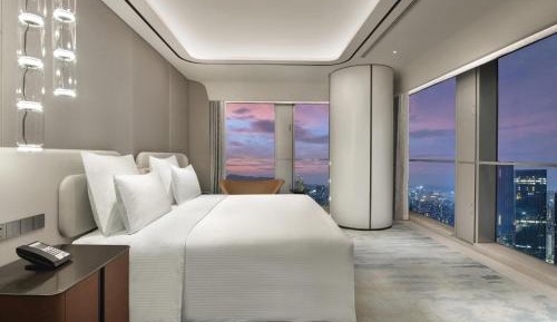 Deluxe Suite with One King Bed and Lounge Access - Skyline View