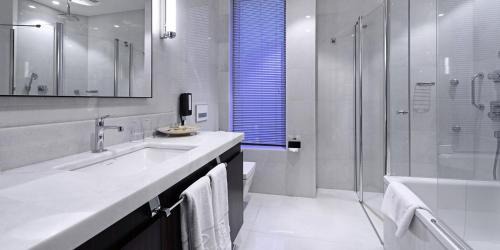 One-Bedroom King Suite with City View - Smoking