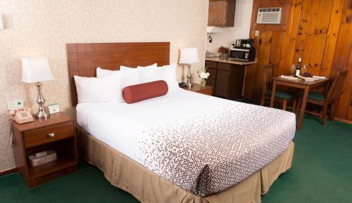 Deluxe Queen Studio 