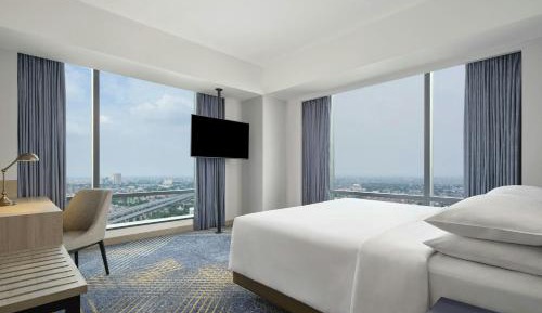 Junior King Suite with Skyline View 