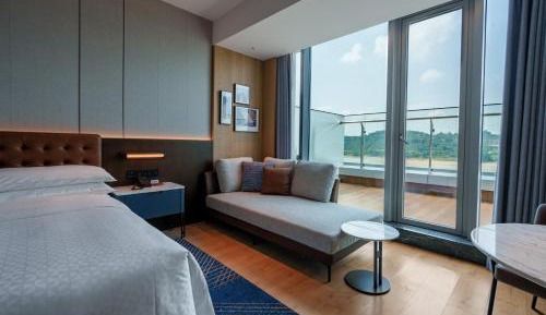 Executive King Room with Balcony and River View