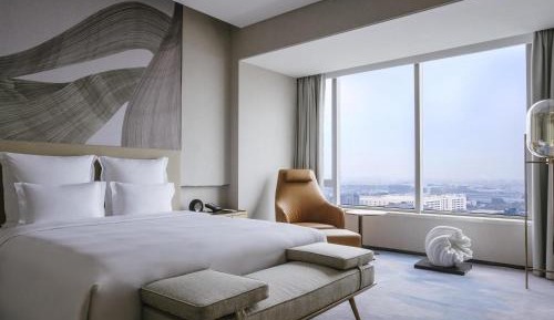 Deluxe King Suite with City View - Lounge Access