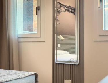 Deluxe Room (2 Adults + 1 Child)