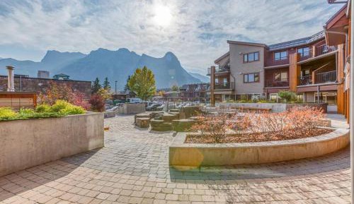 Apartment with Mountain View