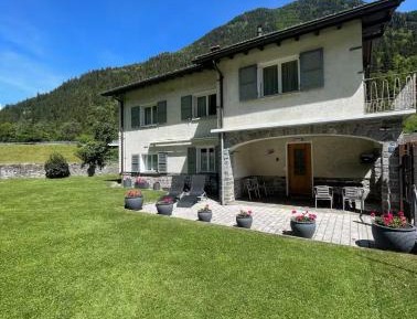 Deluxe Two-Bedroom Apartment with Garden View