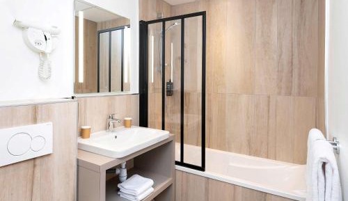 Standard Room with One Double Bed and One Single Bed