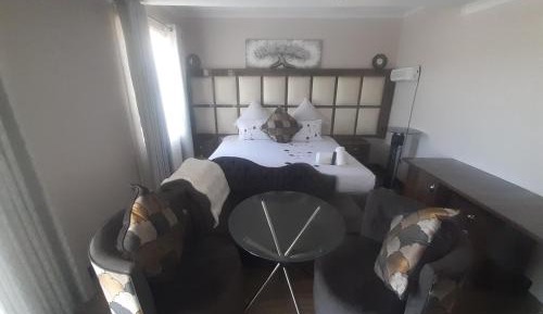 Deluxe Queen Suite