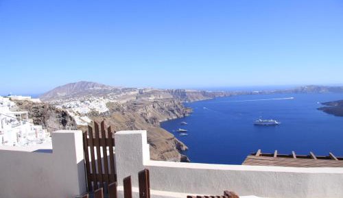 Superior Cave House with Indoor & Outdoor Hot Tub and Caldera View