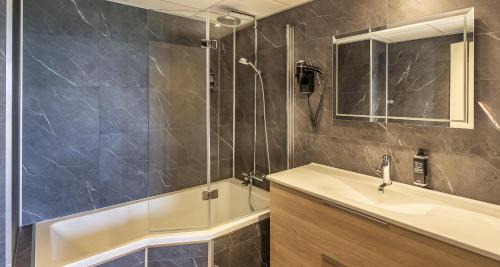 Queen Suite with Terrace and Free Spa Access - Non-Smoking