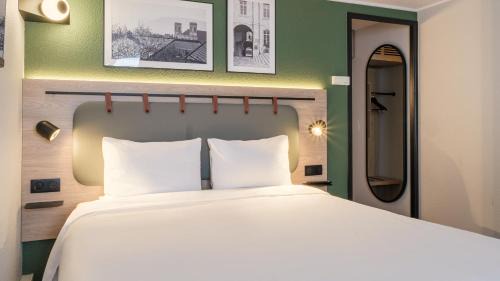 Standard Room - 1 Queen Bed