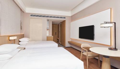 Standard Double Room with Two Double Beds and Mountain View