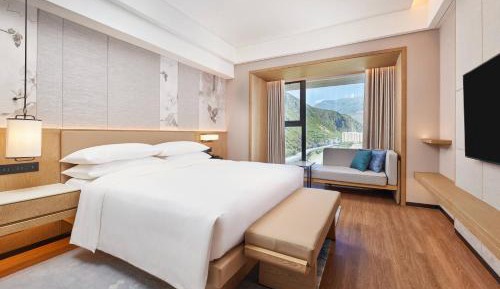 One-Bedroom Deluxe King Suite with City View