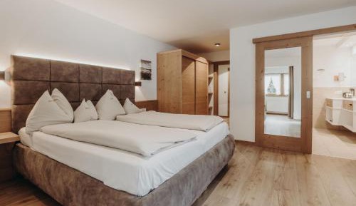 Deluxe One-Bedroom Suite (2 Adults + 1 Child)