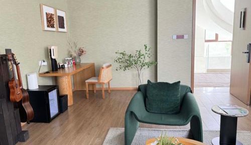 Queen Room with Garden View