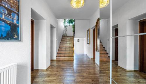 Classic One-Bedroom Apartment with King Bed