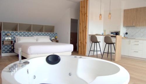 Deluxe Suite with Spa Bath