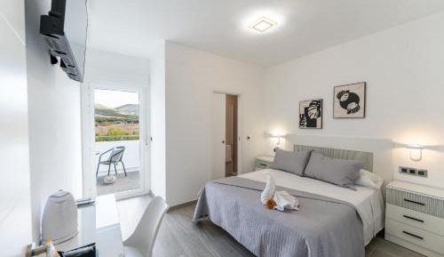 Apartment with Mountain View