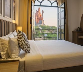 Superior King Room Statue View