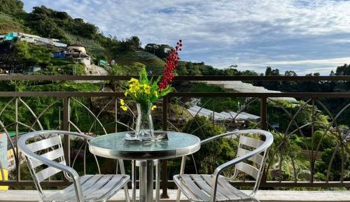 Three-Bedroom Apartment with Mountain View