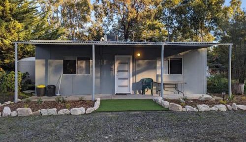 2 Bedroom Cabin with Shared Bathroom