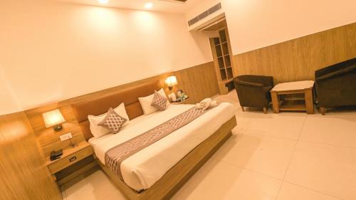 Deluxe Queen Suite