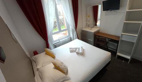 Standard Double Room with Shared Bathroom