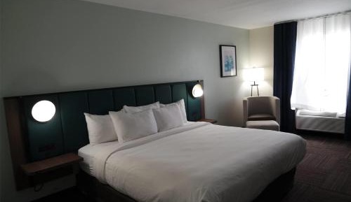 King Room with Roll-in Shower - Mobility Access/Non-Smoking